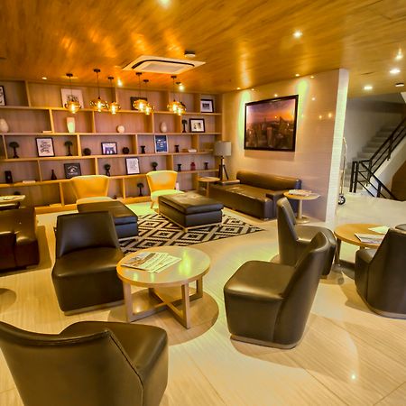 Madison 101 Hotel + Tower Кесон Сити Екстериор снимка