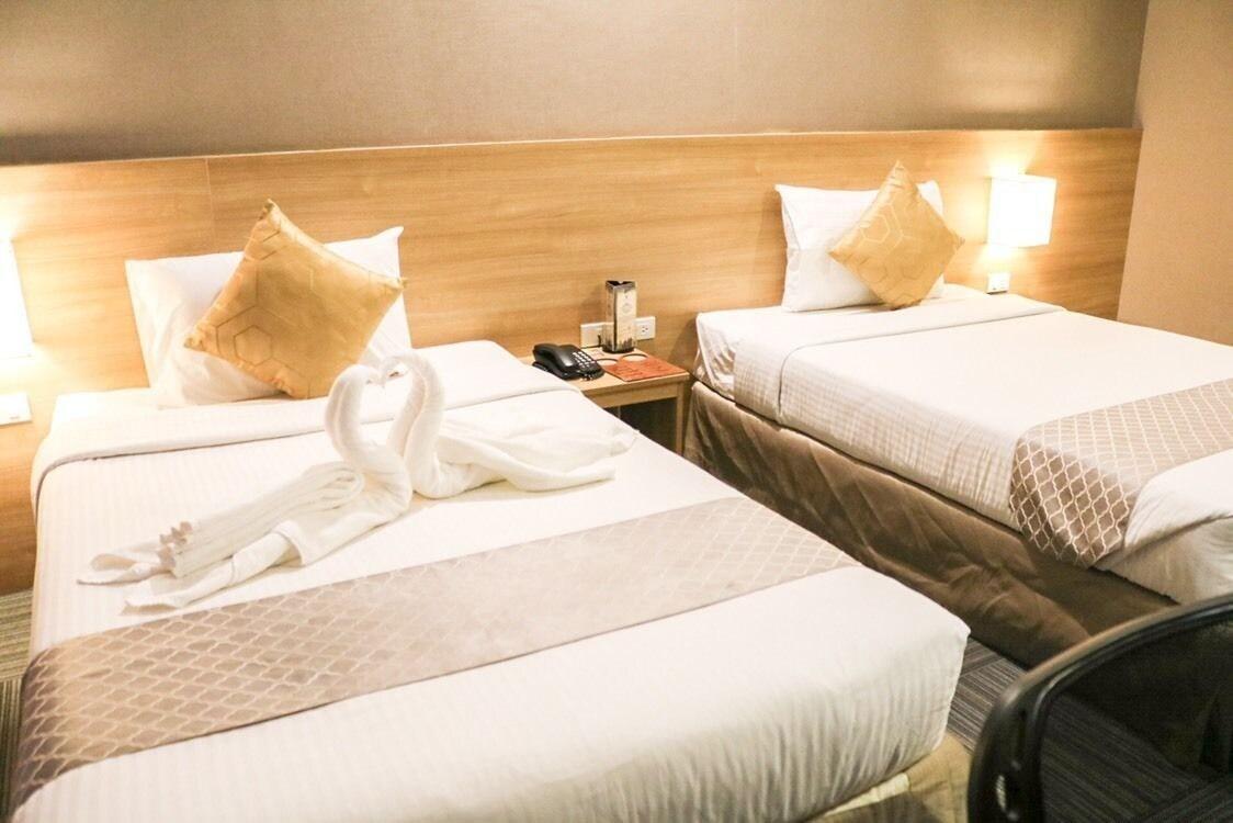 Madison 101 Hotel + Tower Кесон Сити Екстериор снимка
