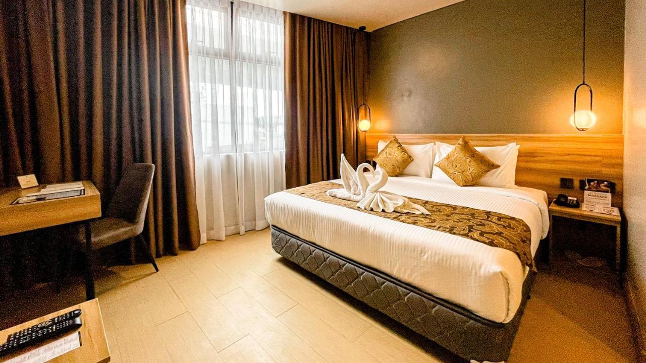Madison 101 Hotel + Tower Кесон Сити Екстериор снимка