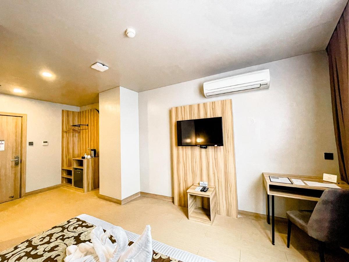 Madison 101 Hotel + Tower Кесон Сити Екстериор снимка