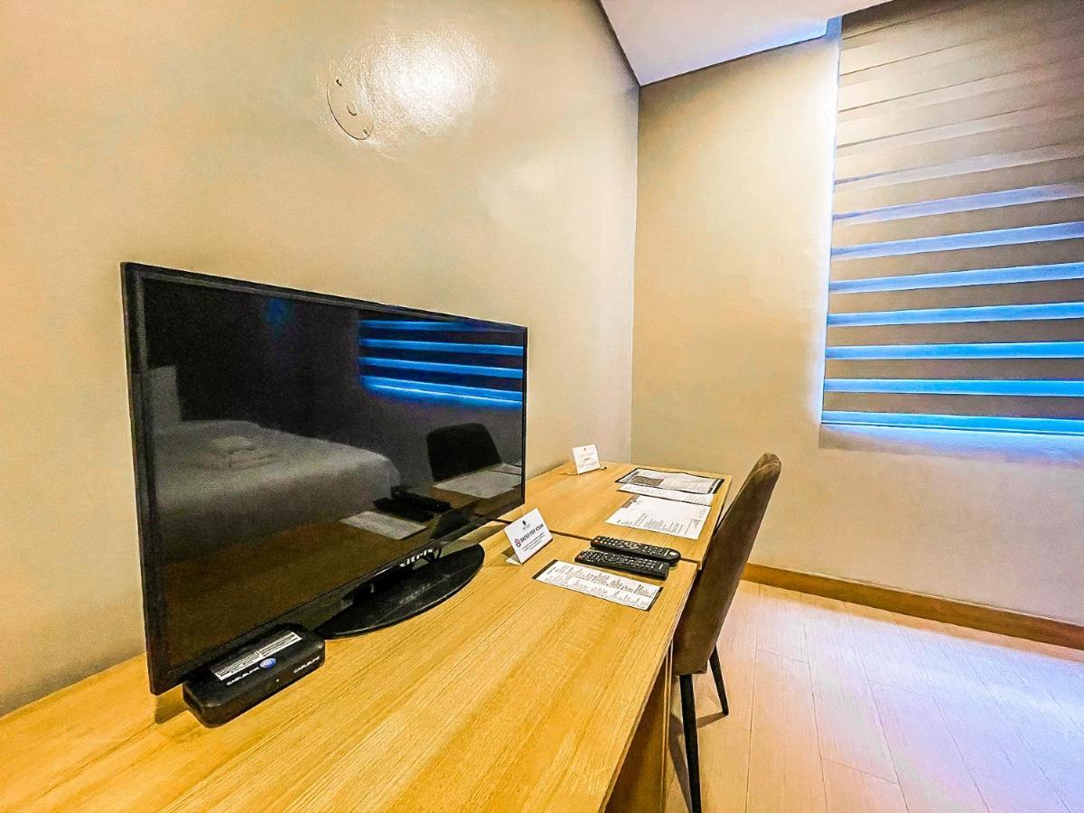 Madison 101 Hotel + Tower Кесон Сити Екстериор снимка