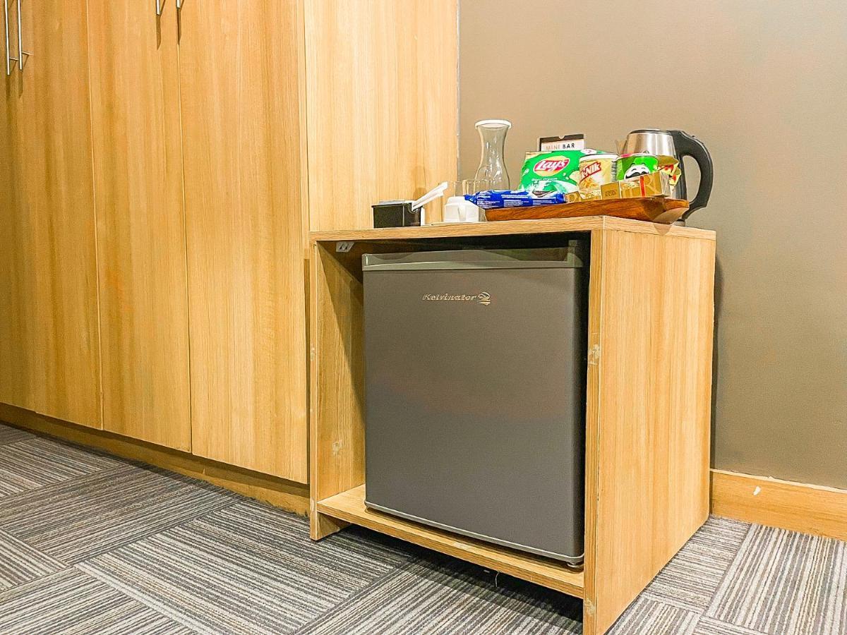 Madison 101 Hotel + Tower Кесон Сити Екстериор снимка