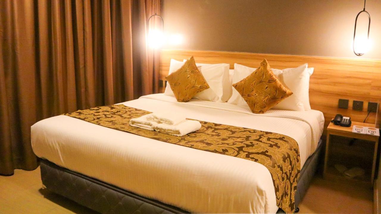 Madison 101 Hotel + Tower Кесон Сити Екстериор снимка