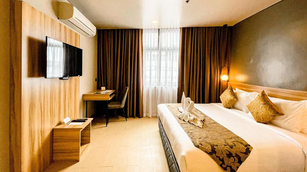 Madison 101 Hotel + Tower Кесон Сити Екстериор снимка
