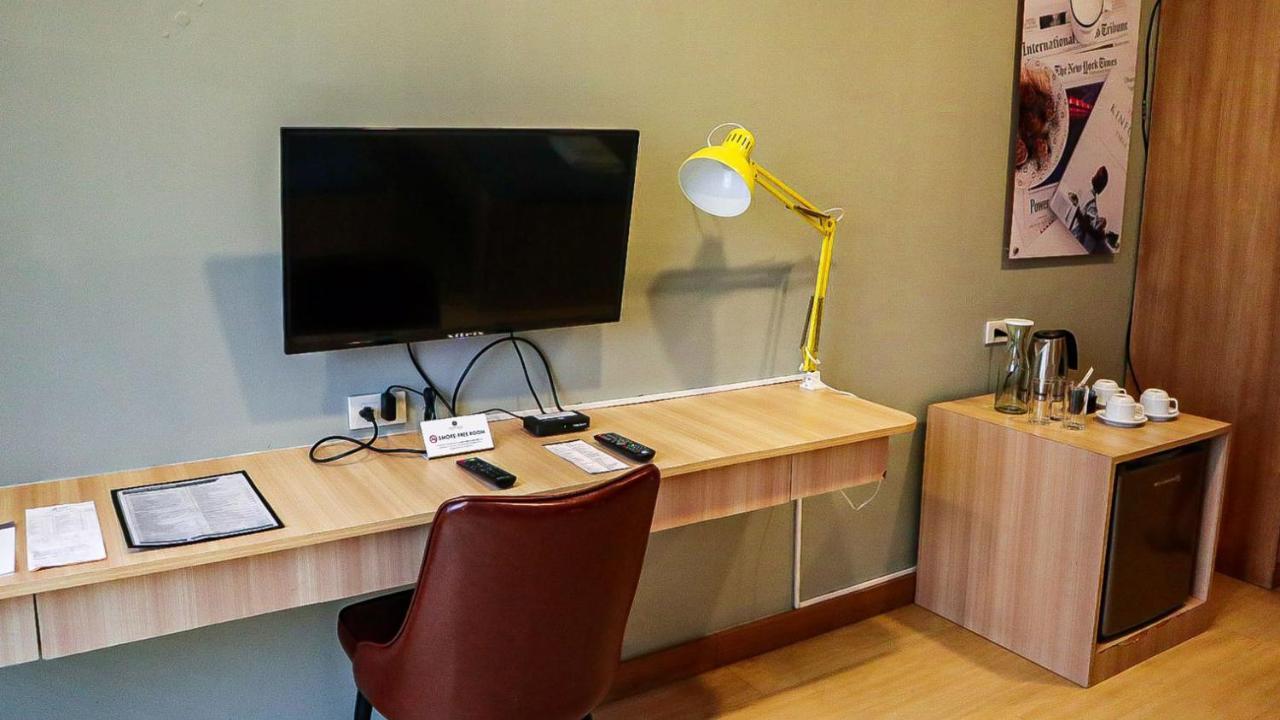 Madison 101 Hotel + Tower Кесон Сити Екстериор снимка