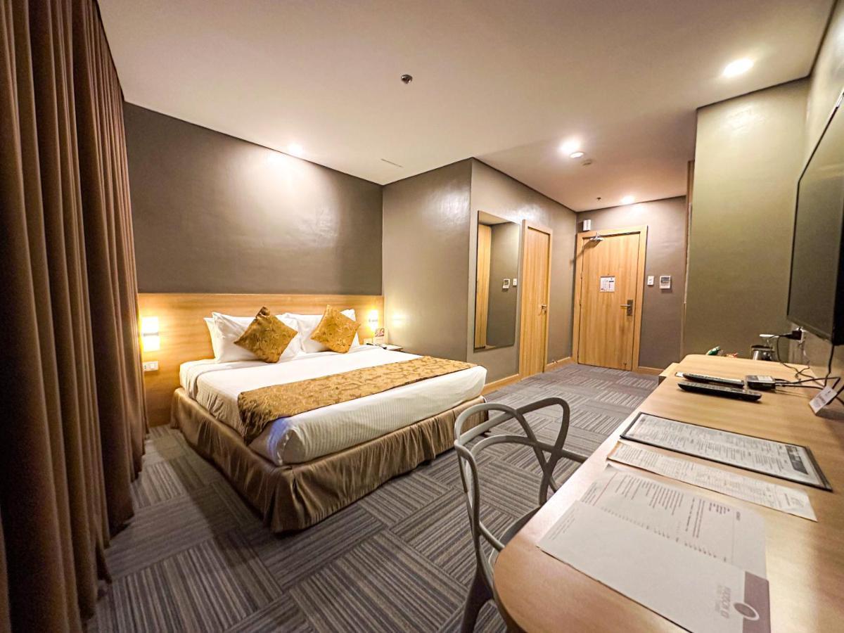 Madison 101 Hotel + Tower Кесон Сити Екстериор снимка