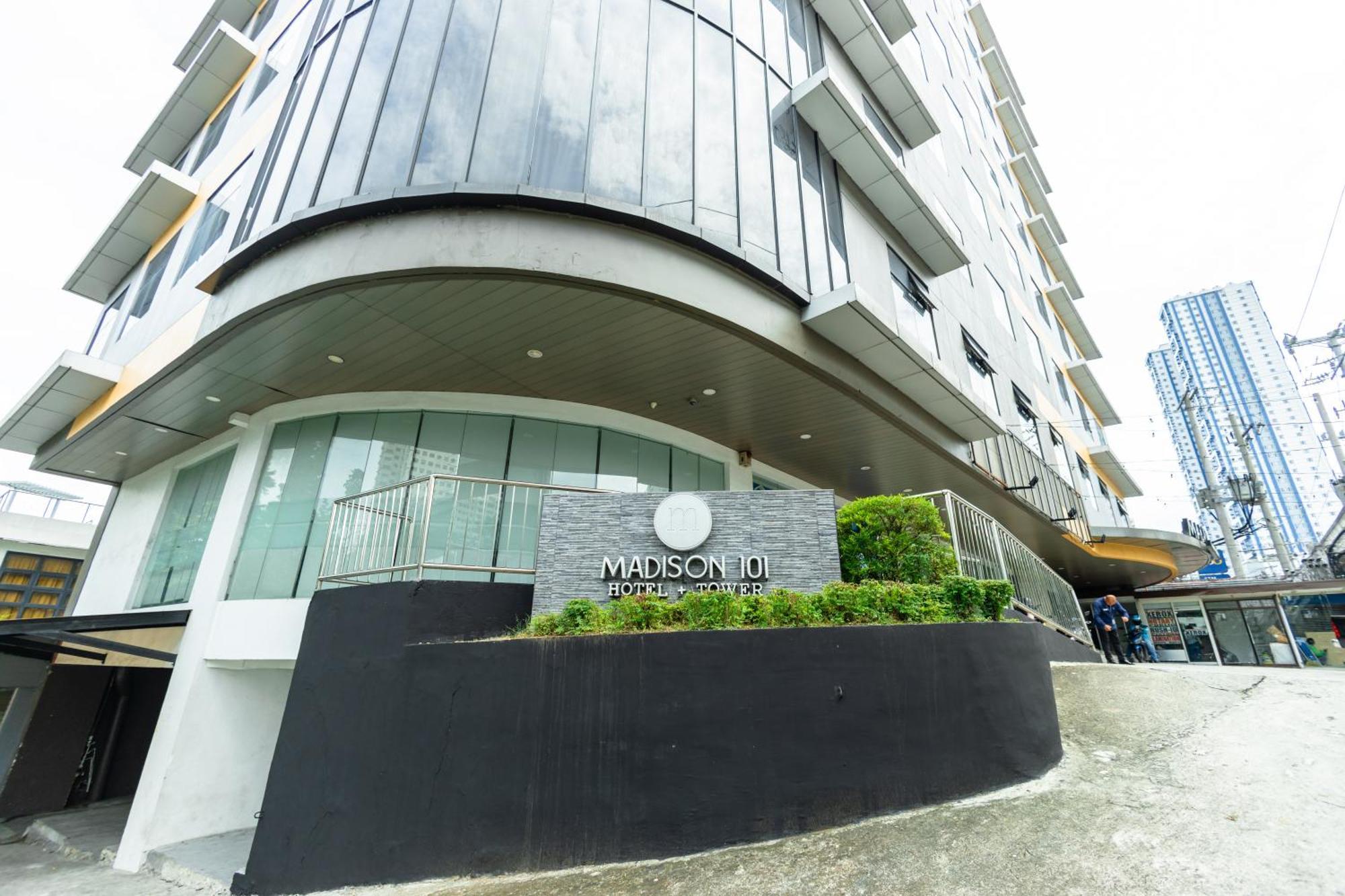 Madison 101 Hotel + Tower Кесон Сити Екстериор снимка