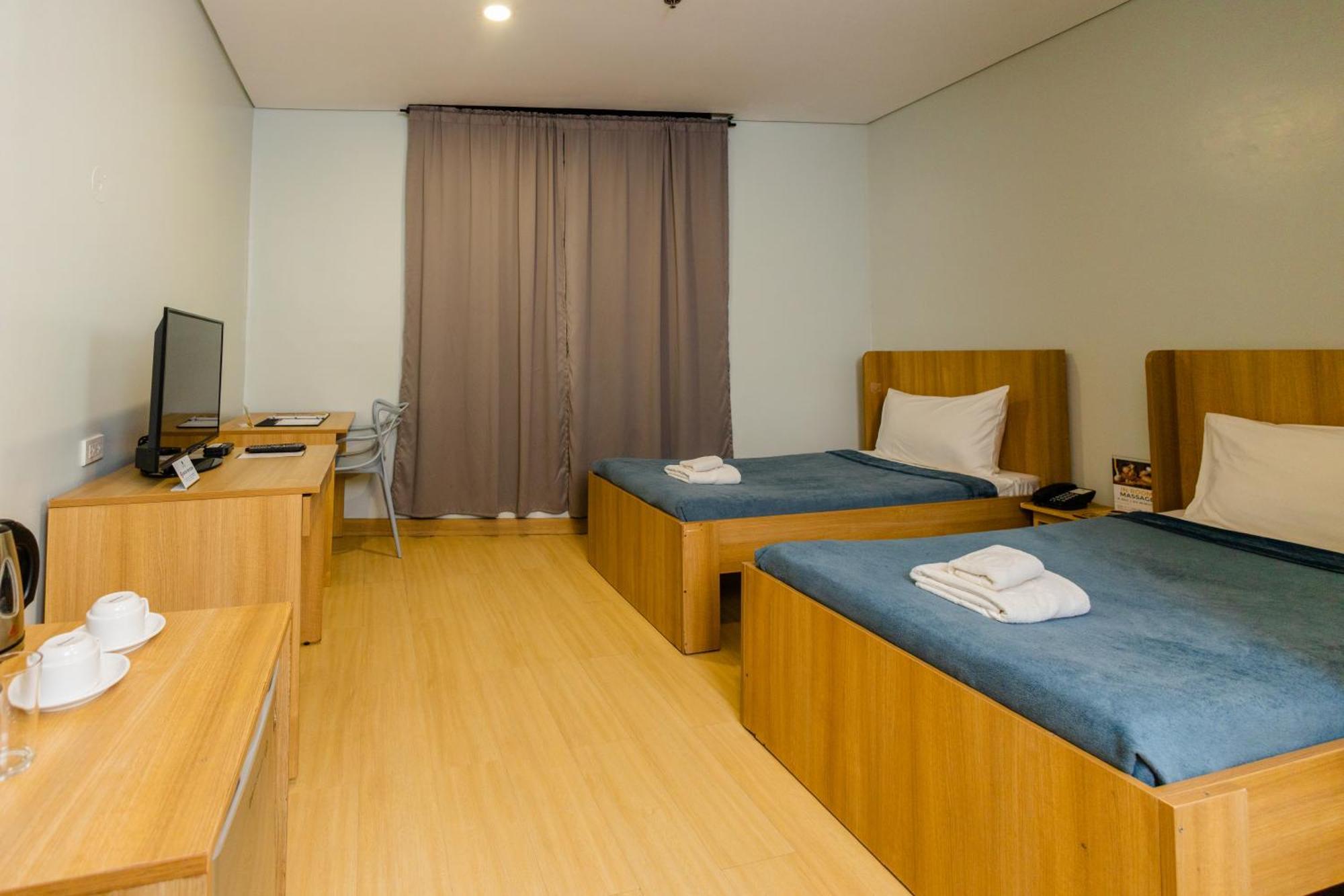 Madison 101 Hotel + Tower Кесон Сити Екстериор снимка