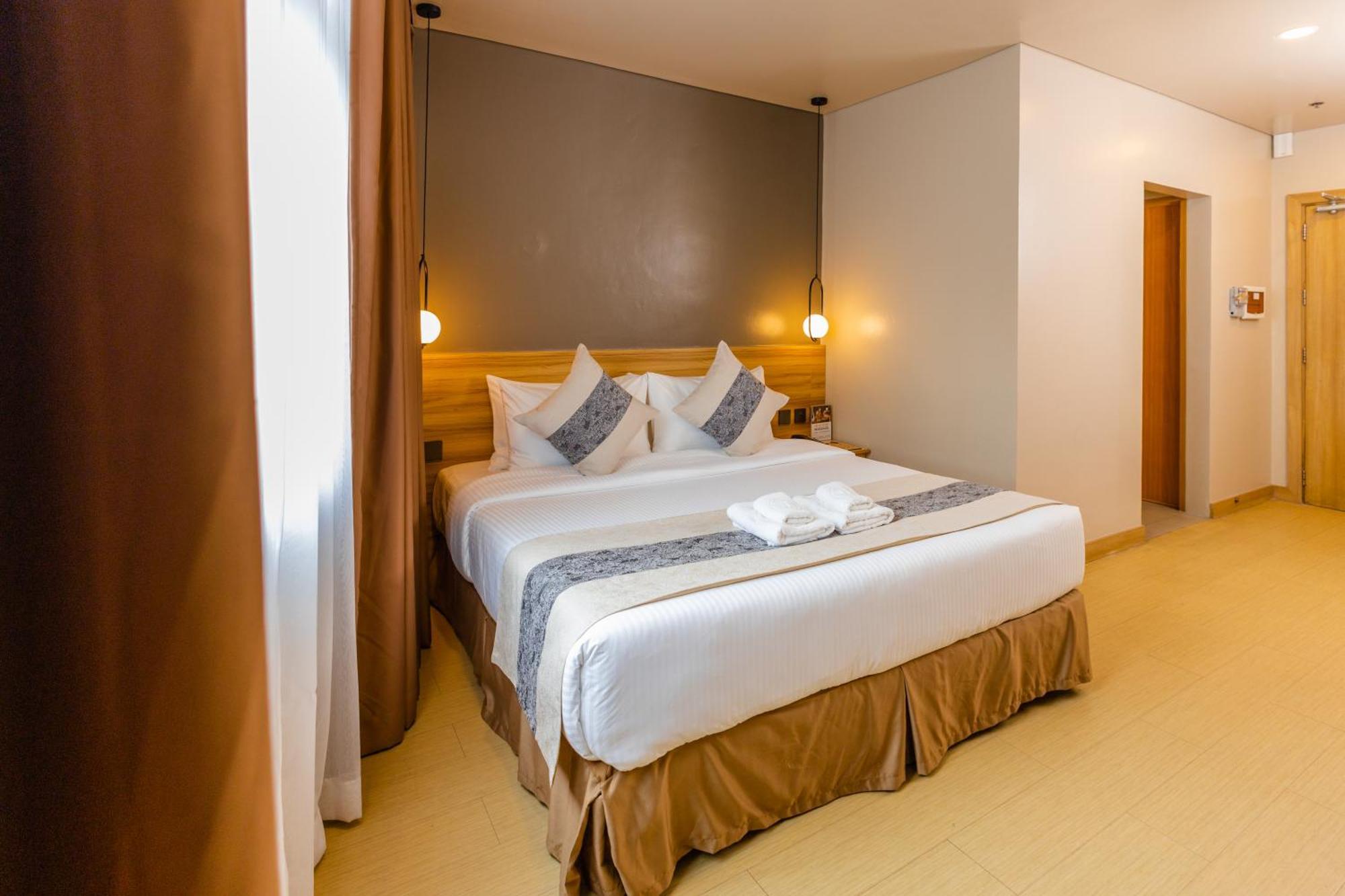 Madison 101 Hotel + Tower Кесон Сити Екстериор снимка