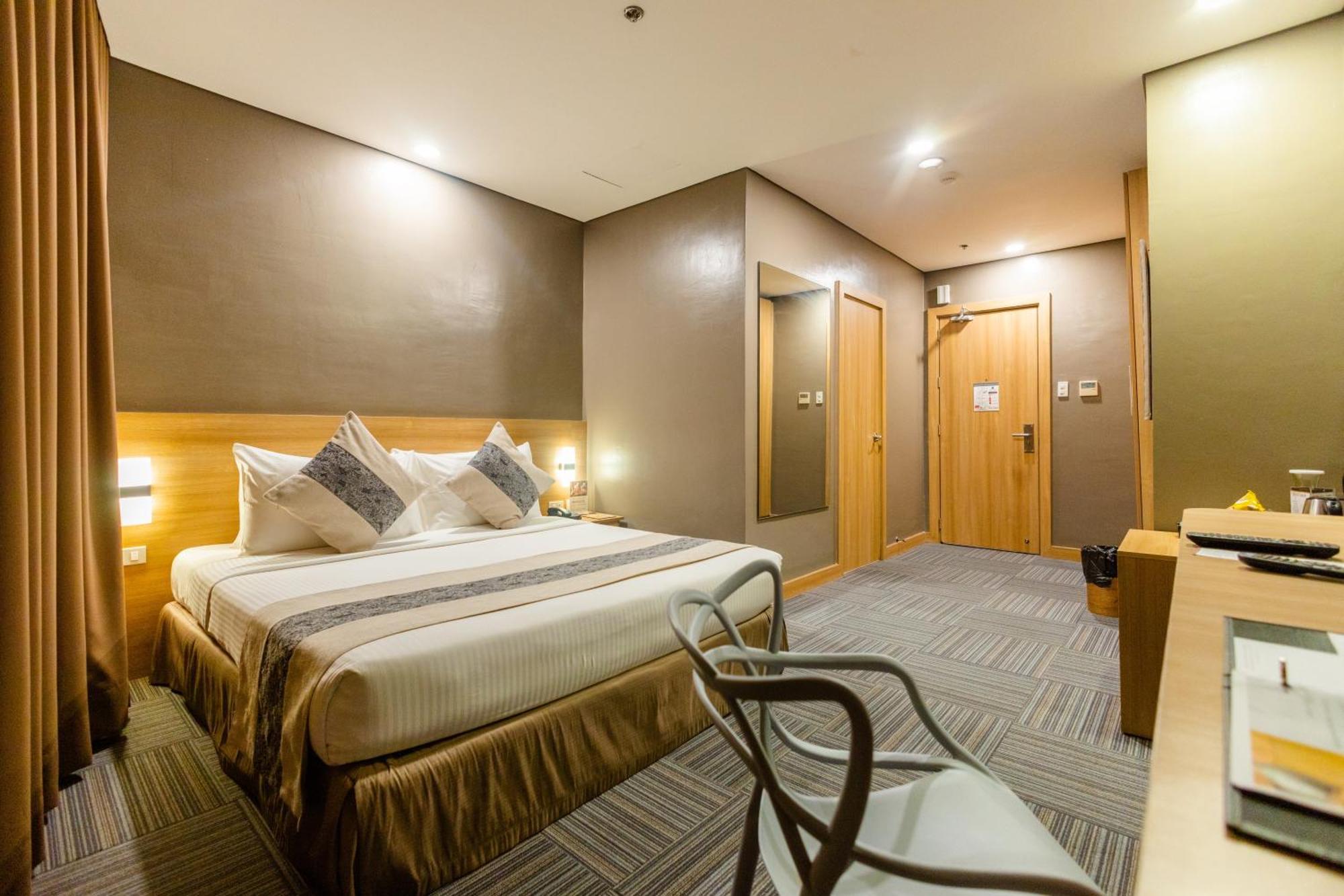 Madison 101 Hotel + Tower Кесон Сити Екстериор снимка