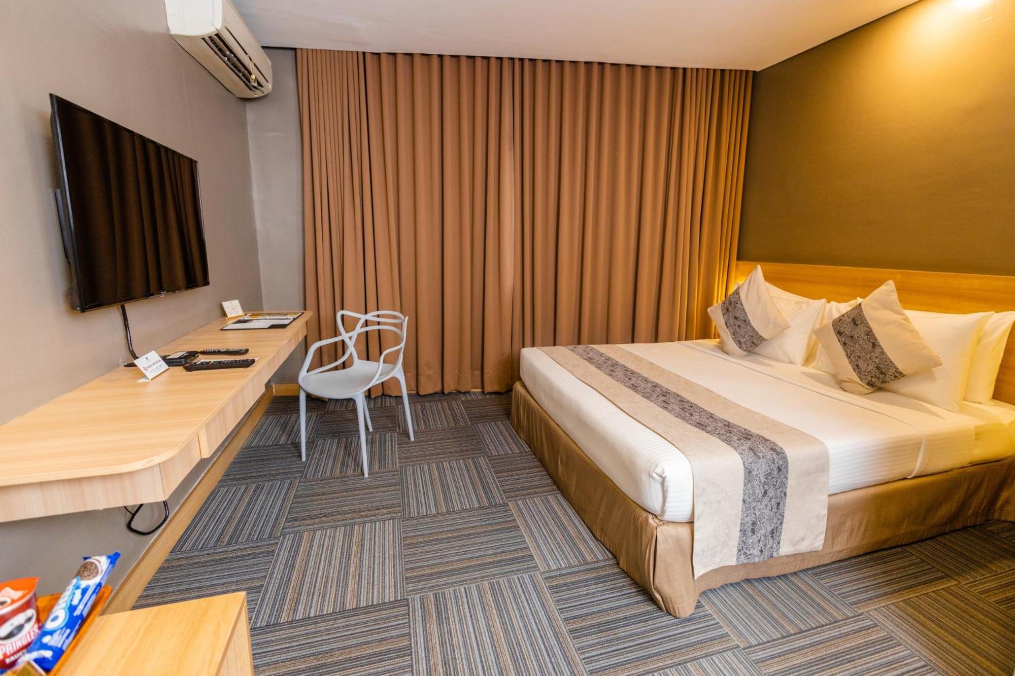 Madison 101 Hotel + Tower Кесон Сити Екстериор снимка