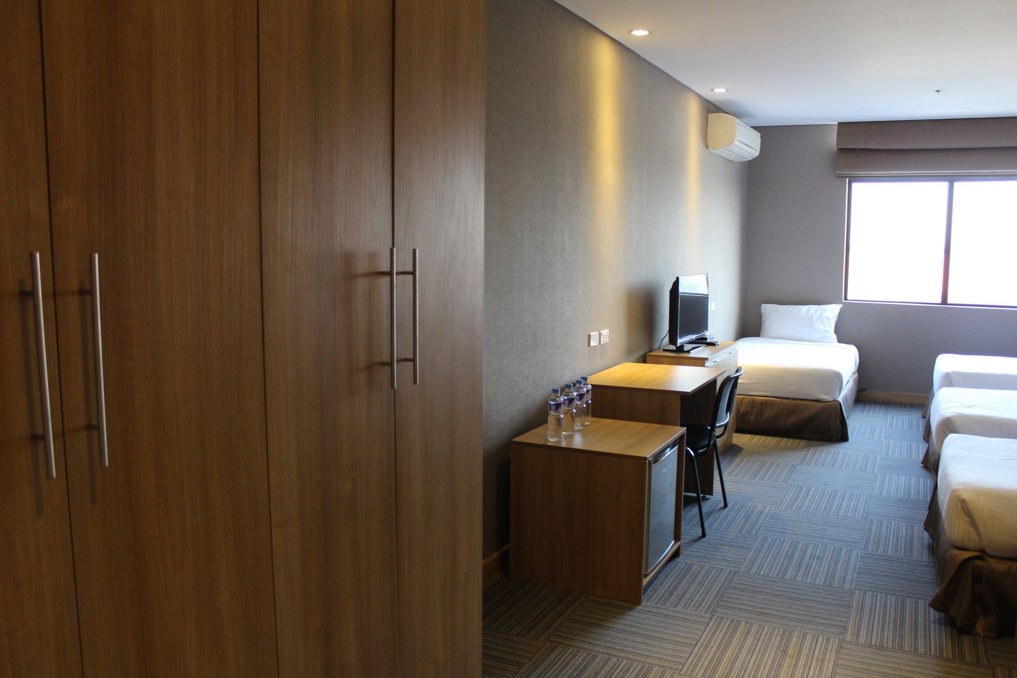 Madison 101 Hotel + Tower Кесон Сити Екстериор снимка