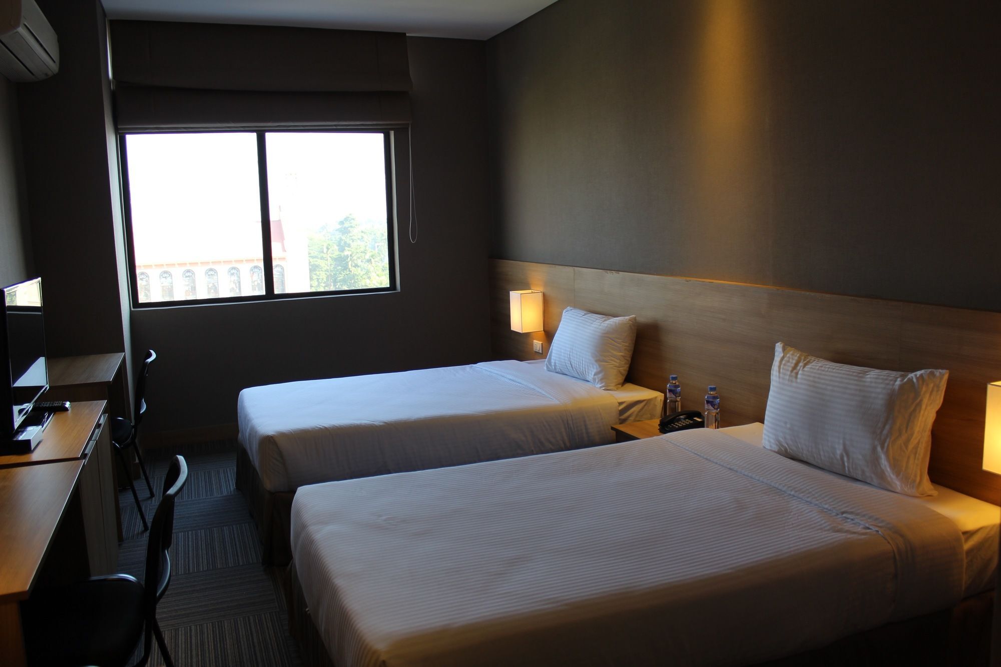Madison 101 Hotel + Tower Кесон Сити Екстериор снимка