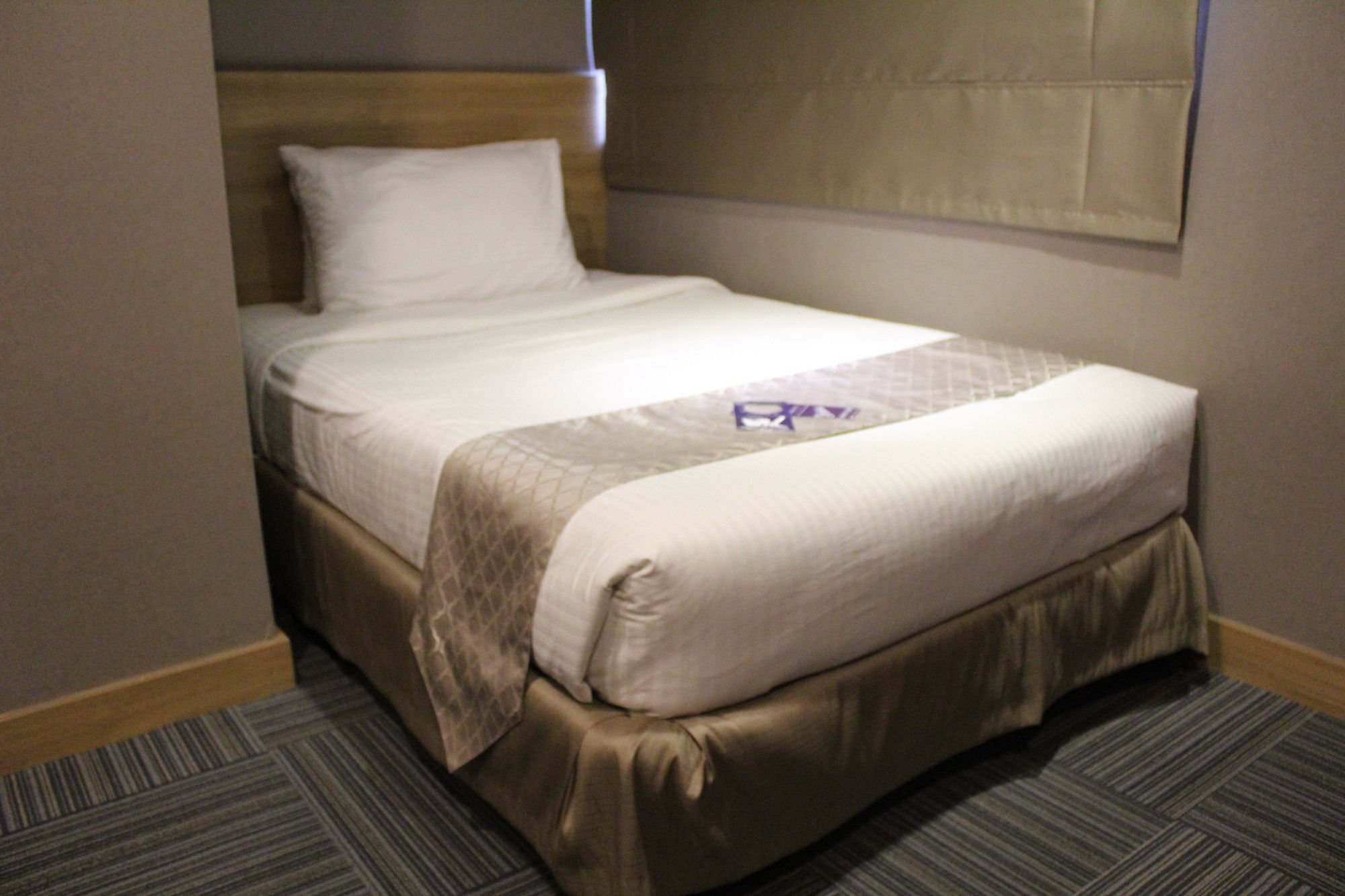 Madison 101 Hotel + Tower Кесон Сити Екстериор снимка