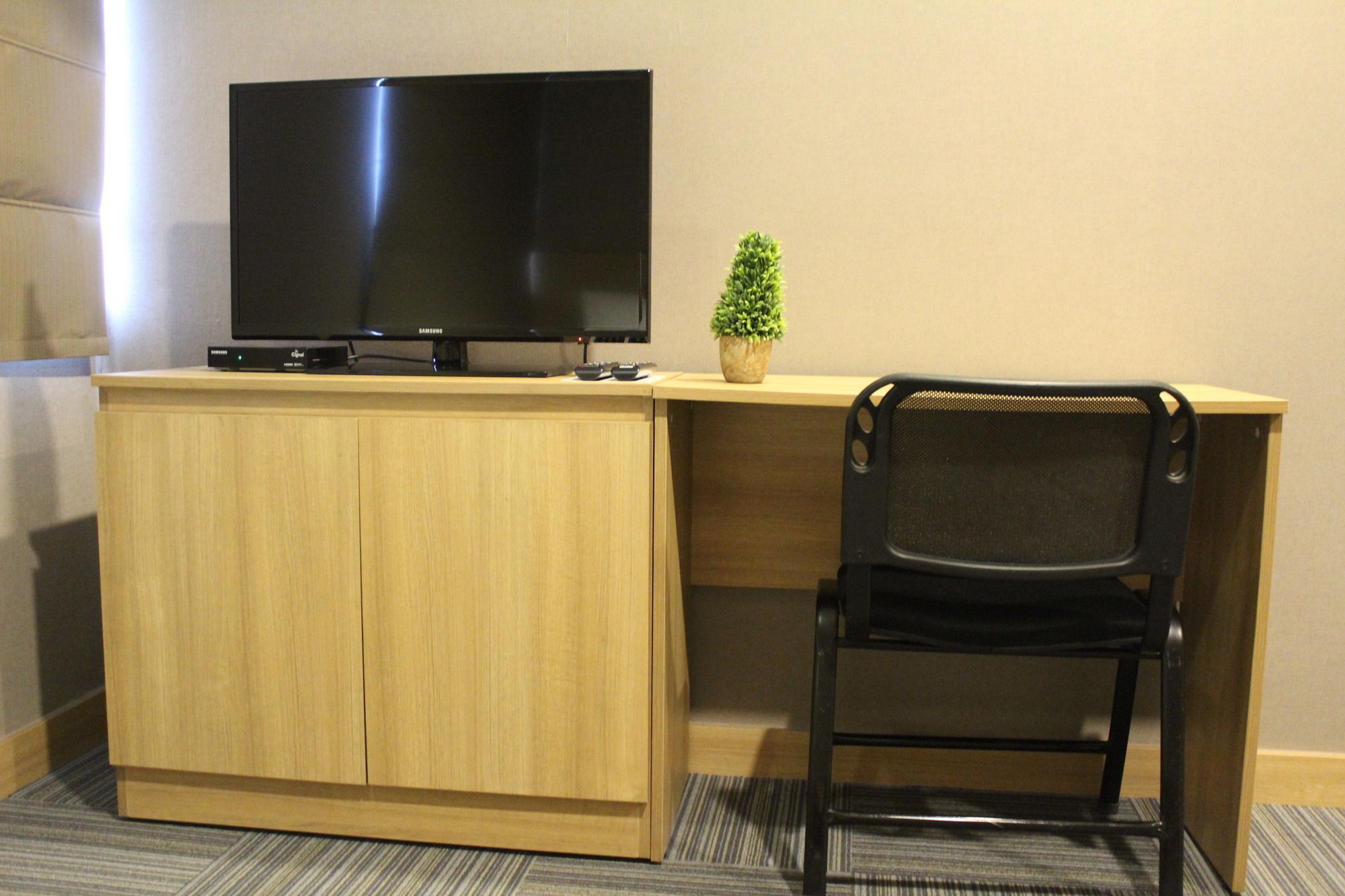 Madison 101 Hotel + Tower Кесон Сити Екстериор снимка