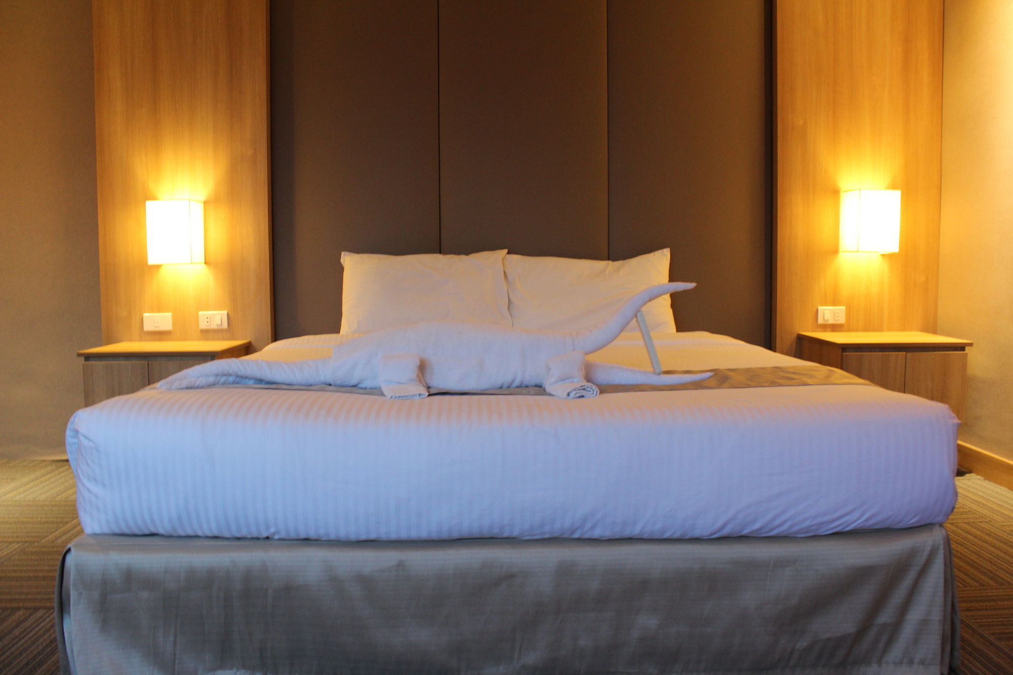 Madison 101 Hotel + Tower Кесон Сити Екстериор снимка