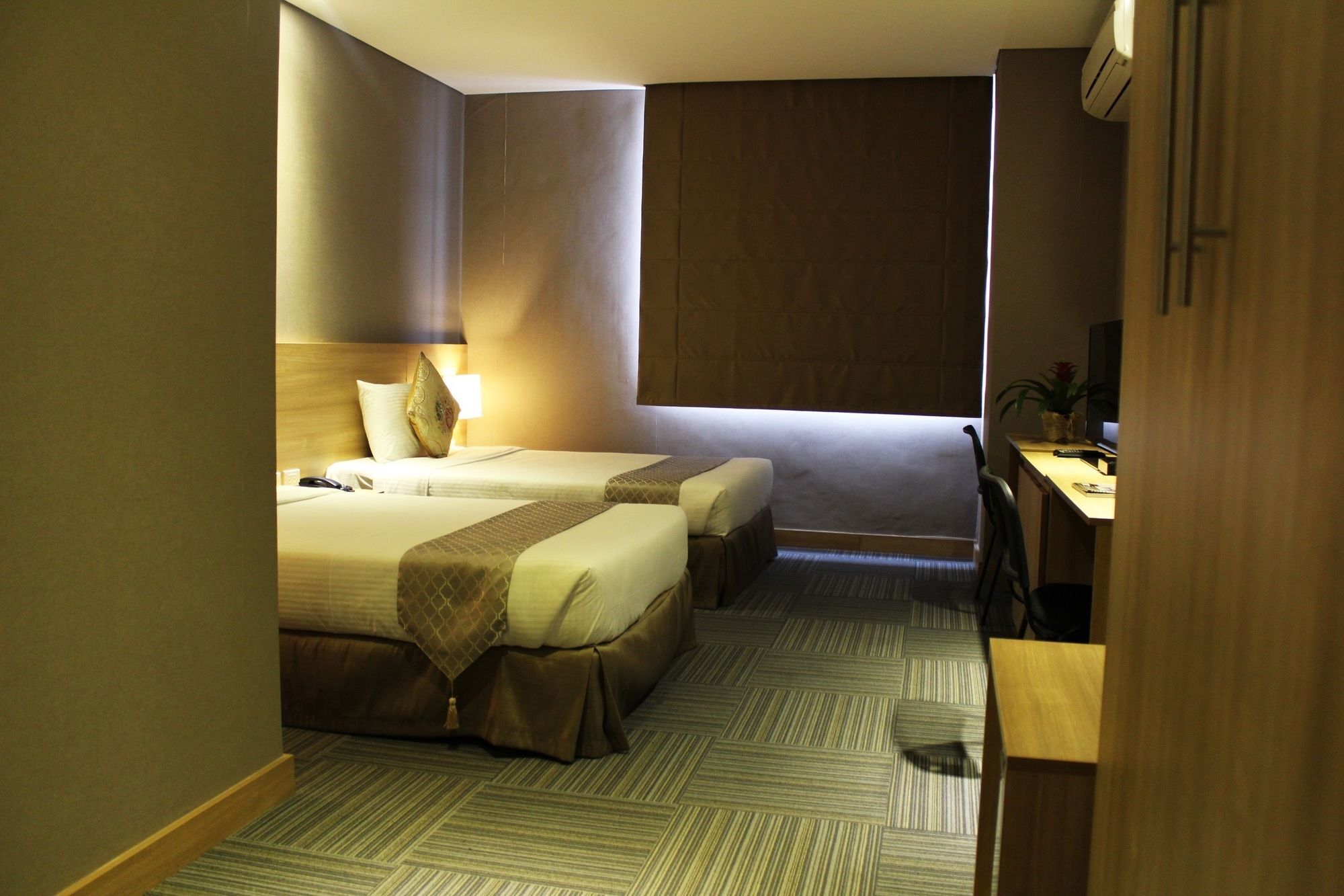 Madison 101 Hotel + Tower Кесон Сити Екстериор снимка