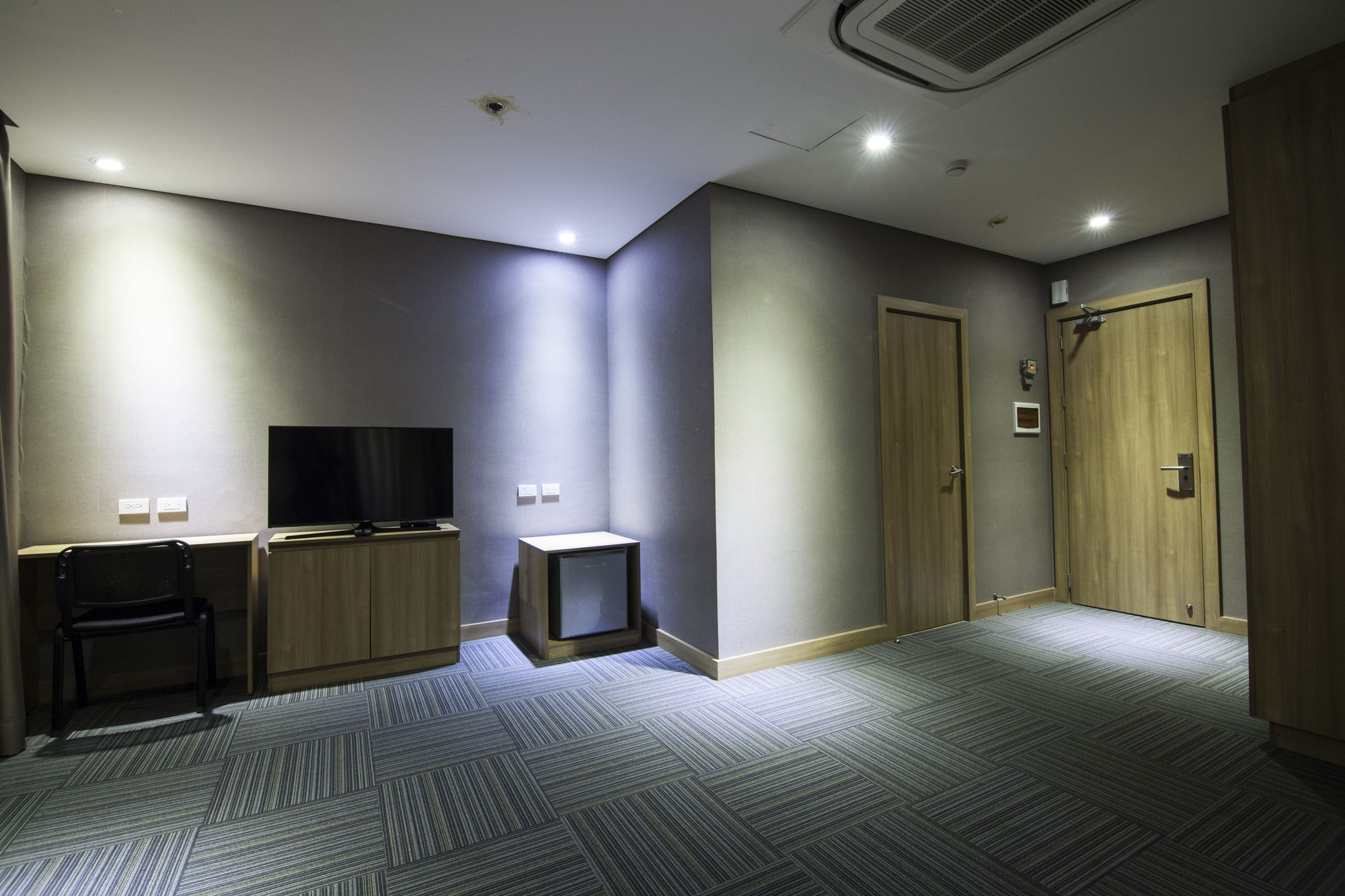 Madison 101 Hotel + Tower Кесон Сити Екстериор снимка